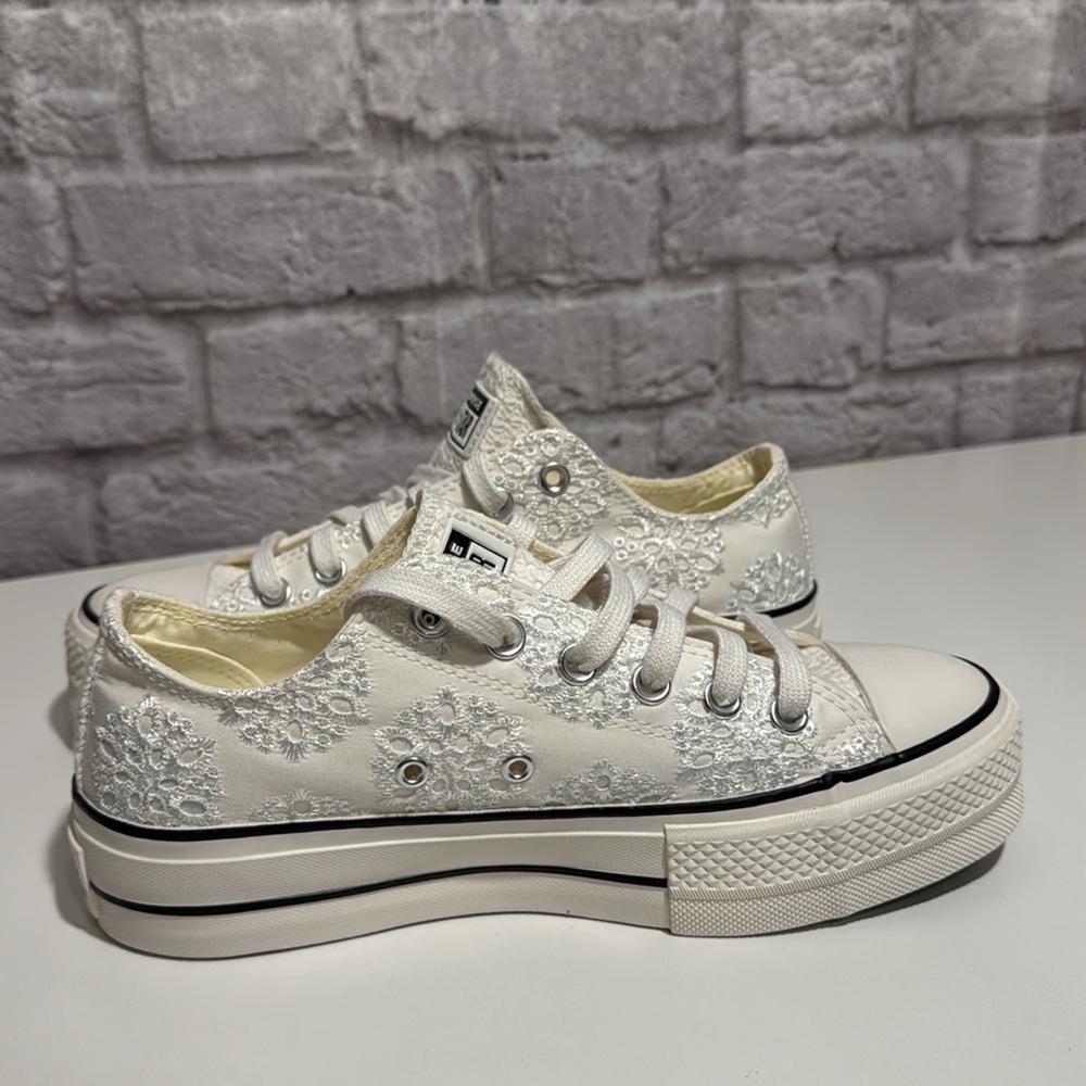NWT converse - Picture 5 of 9